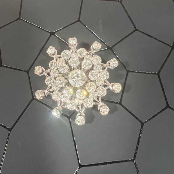 Vintage 1950’s Starburst/ Snowflake Rhinestone Brooch- So Sparkly - Picture 3 of 6